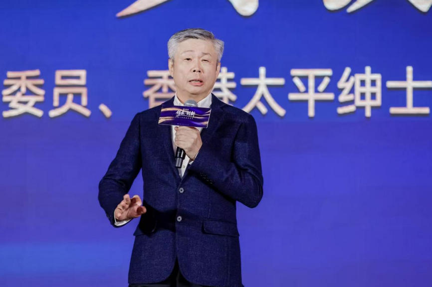 　　全国政协委员、香港太平绅士、敏华控股董事局主席黄敏利（图片来源：居然之家）