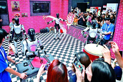 2025世界人工智能大会上，智元机器人在进行“才艺”展示。新华社发