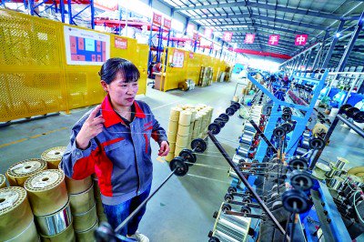 工人在位于江苏省兴化市戴南镇的一家线缆公司车间进行生产作业。新华社发