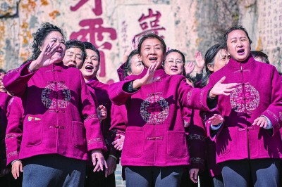 10月29日，山东泰安，老人们在“我们的节日·重阳”主题文化活动上唱歌。新华社发