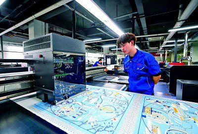工人在浙江杭州一家双面数码印花工厂作业。新华社发