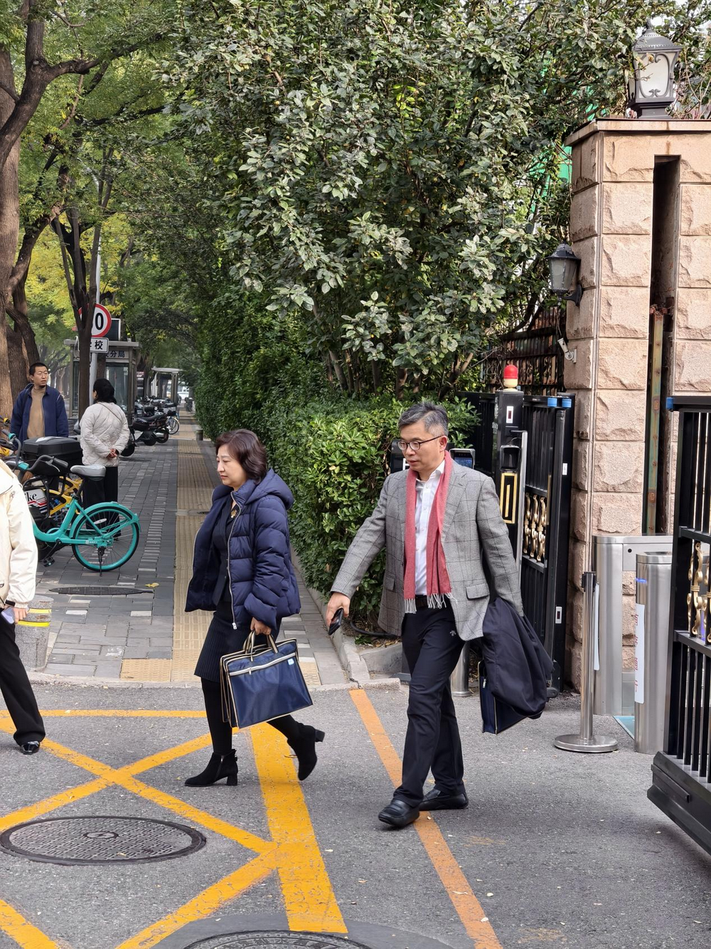 阿斯利康（中国）副总裁黄彬完成上午场谈判离场 图片来源：财联社记者/摄