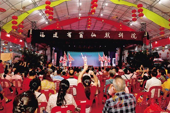 　　图为莆仙戏在新加坡演出，吸引不少当地群众观看。