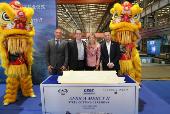 MSC地中海基金会与广船国际，在“非洲仁爱II”号钢板切割仪式上合影