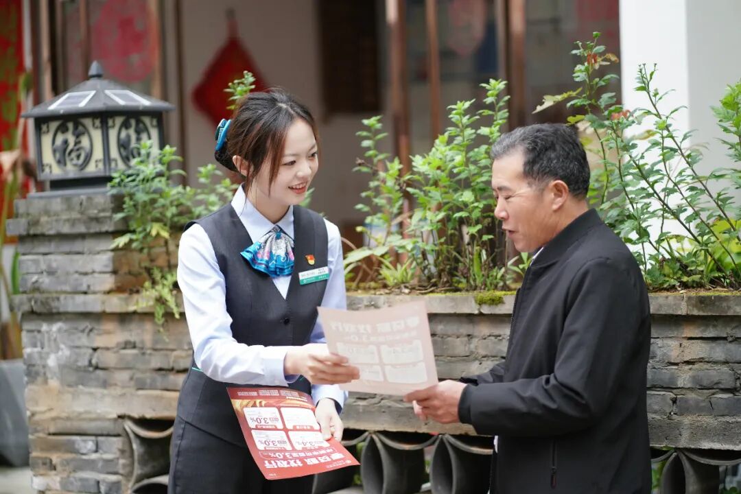 | 农行温州泰顺支行客户经理前往当地社区街道，了解老年群体的金融需求