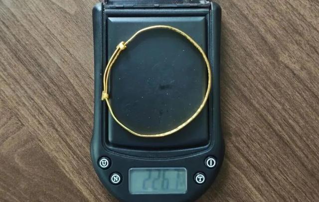 女子清洗金手镯，竟被洗掉5克黄金？！