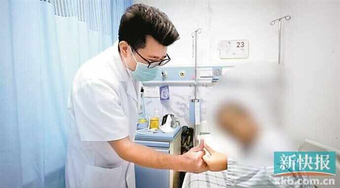 ■术后瑶瑶与医生互动。通讯员供图