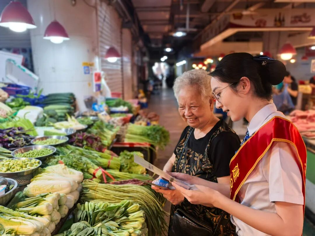 | 建行温州鹿城支行工作人员走进龟湖农贸市场开展“普及金融知识 守住钱袋子”宣传活动
