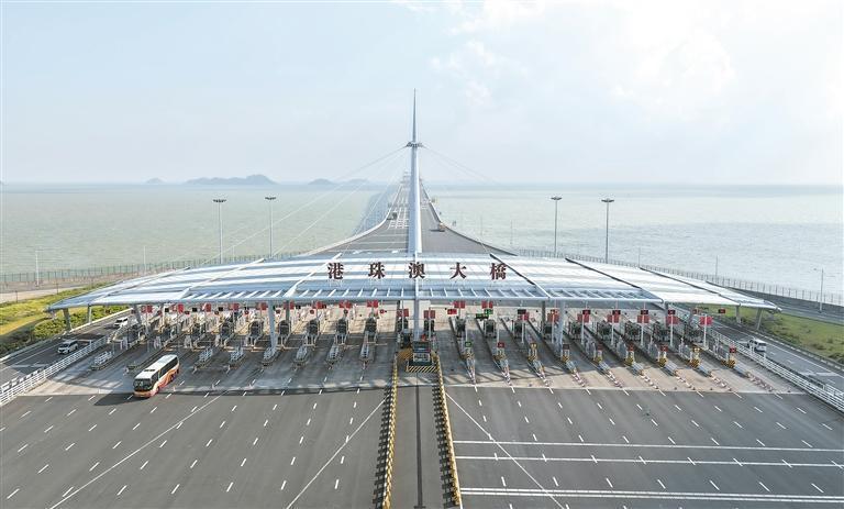 这是2025年10月19日拍摄的港珠澳大桥入口（无人机照片）。 新华社记者 邓华 摄