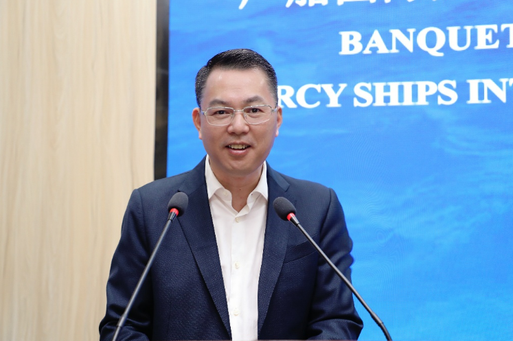 广船国际董事、总经理周旭辉在“非洲仁爱II”号的钢板切割仪式上致辞