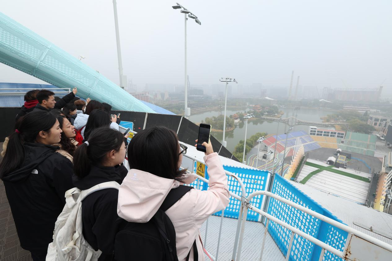 同学们站上首钢滑雪大跳台。新京报记者陶冉 摄