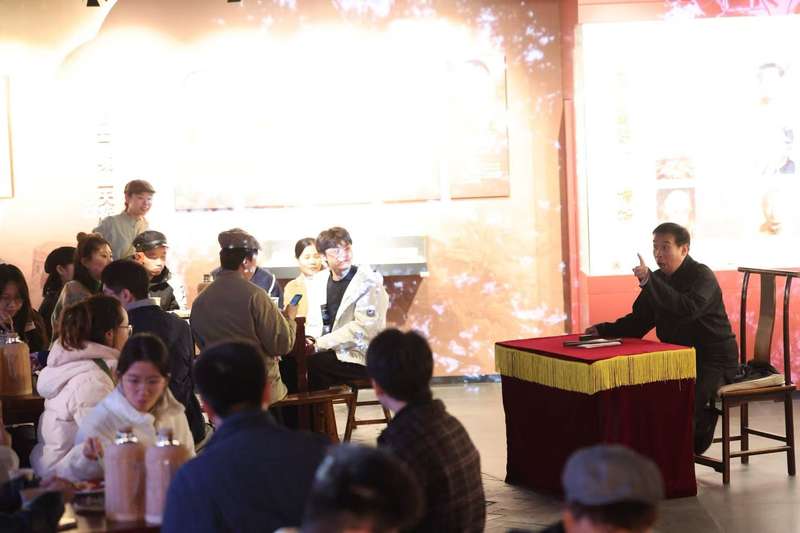 学生们听说书人表演。新京报记者 王飞 摄