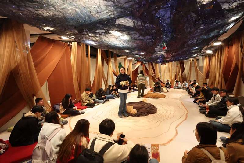 来自北京大学的学生们围坐在一起，感受戏剧的魅力。新京报记者 王飞 摄