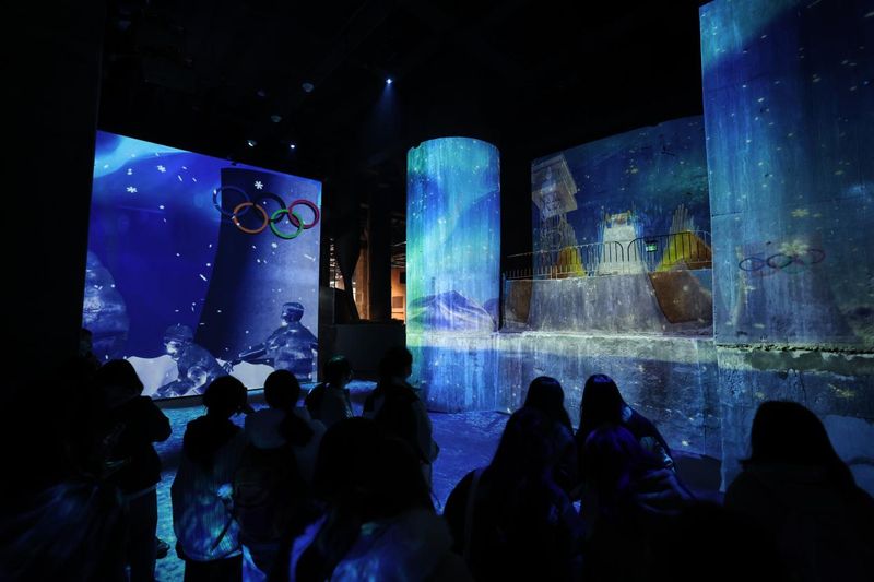 同学们观看《致敬钢铁》数字影片，了解钢铁的各种应用场景。新京报记者陶冉 摄