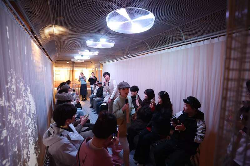 学生们在“铛铛车”上与演员互动。 新京报记者 王飞 摄