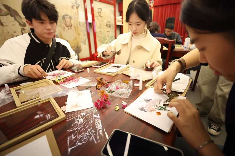 学生们体验非遗手作押花。 新京报记者 王飞 摄