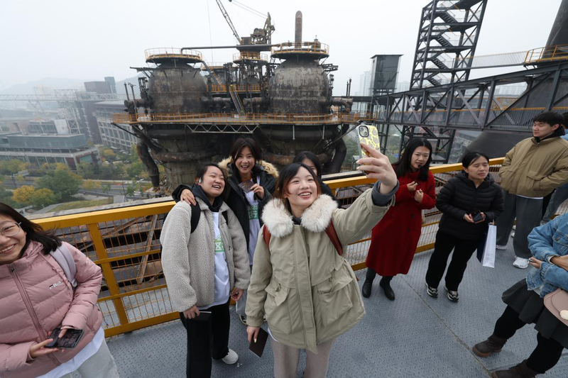 同学们登上三高炉的40米平台，俯瞰园区全貌。新京报记者陶冉 摄