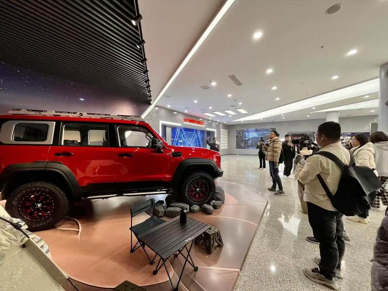 媒体调研团在北京越野智能工厂展厅。新京报贝壳财经记者 张冰 摄