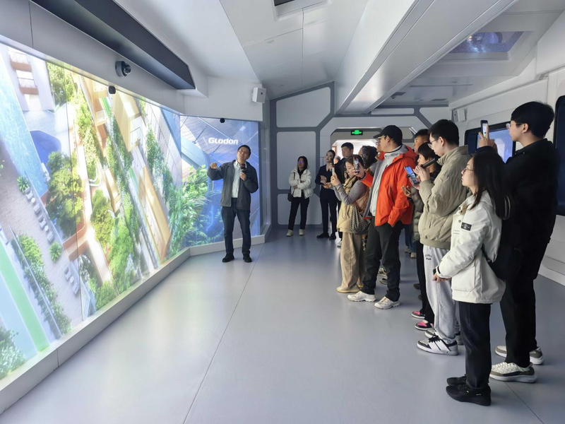 在数字建筑体验馆内，广联达数字营销部总经理吴林带领媒体调研团参观。新京报贝壳财经记者 张冰 摄