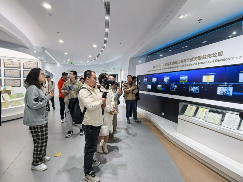 媒体调研团参观和利时集团智能化展厅。新京报贝壳财经记者 张冰 摄