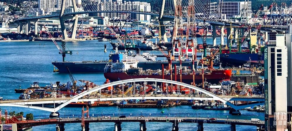 △韩国釜山繁忙的港口。（总台央视记者陈汉章拍摄）