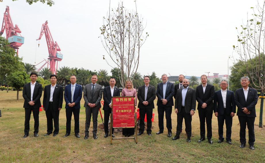 嘉宾参加植树仪式