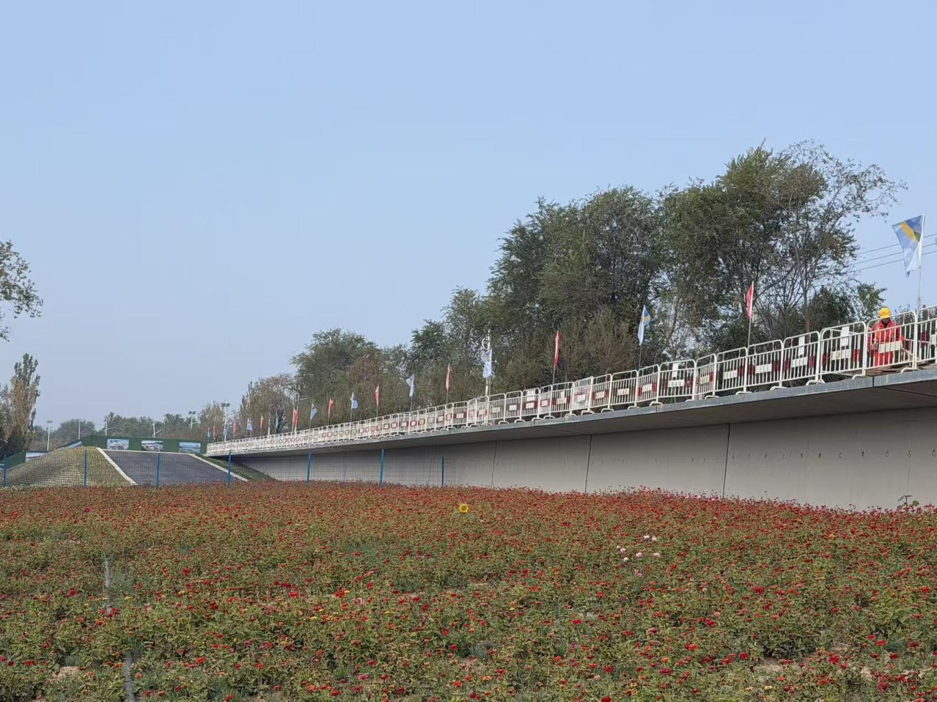 永定河左岸堤防堤顶滨水慢行系统正在施工