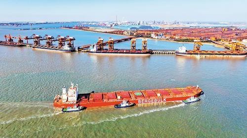 10月21日，唐山港曹妃甸港区,一艘货轮正在靠泊。 本报记者 赵 杰摄