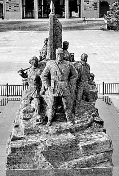 山西省吕梁市兴县蔡家崖村的晋绥边区革命纪念馆雕像。新华社发