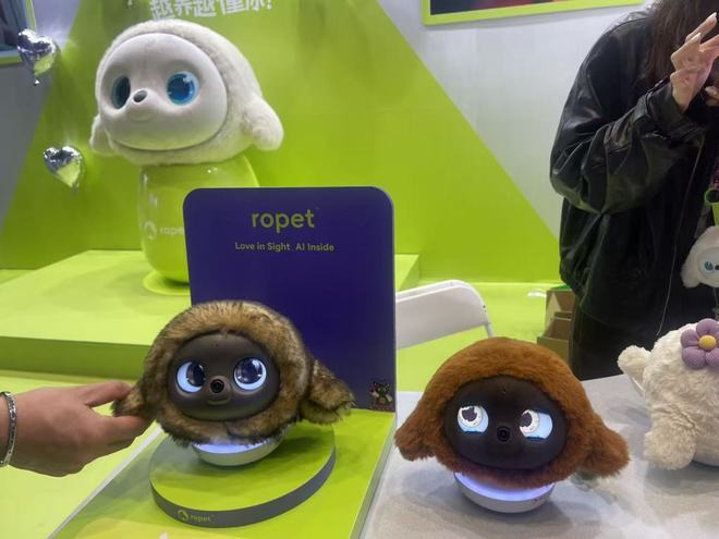 主打情绪价值,AI功能有限:智能硬件如何抓住用户核心需求