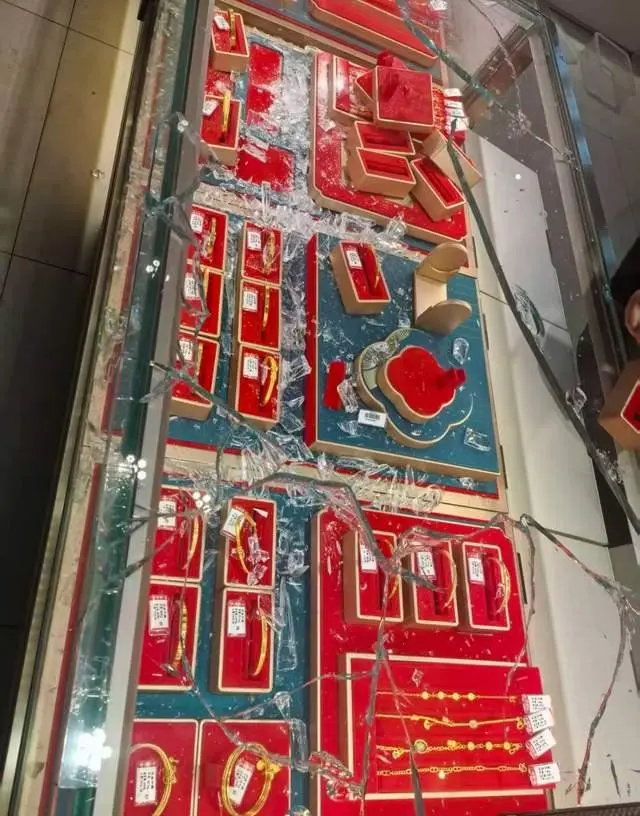 搜狐订阅:来伊份回收-湖北两金店被劫,嫌疑人戴头盔,用锤子砸开四个柜台,抢走价值60多万元的黄金!警方通报:涂某某被抓获