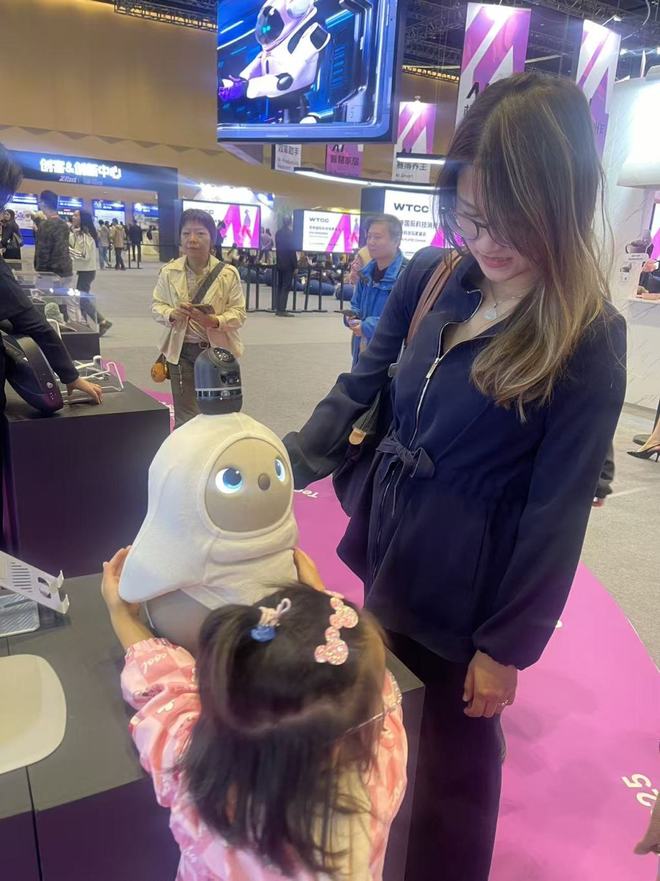 主打情绪价值,AI功能有限:智能硬件如何抓住用户核心需求