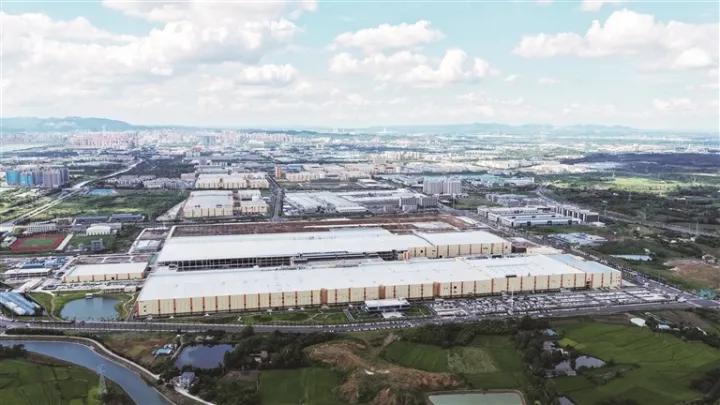 亿纬超级工厂和亿纬片区。周宗国 摄
