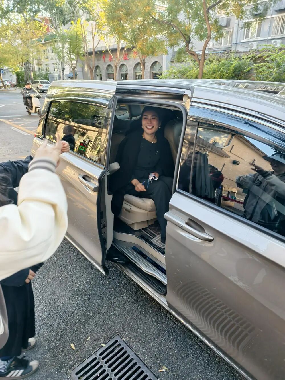 合源生物谈判代表首席执行官吕璐璐面带笑容 图片来源：财联社记者/摄