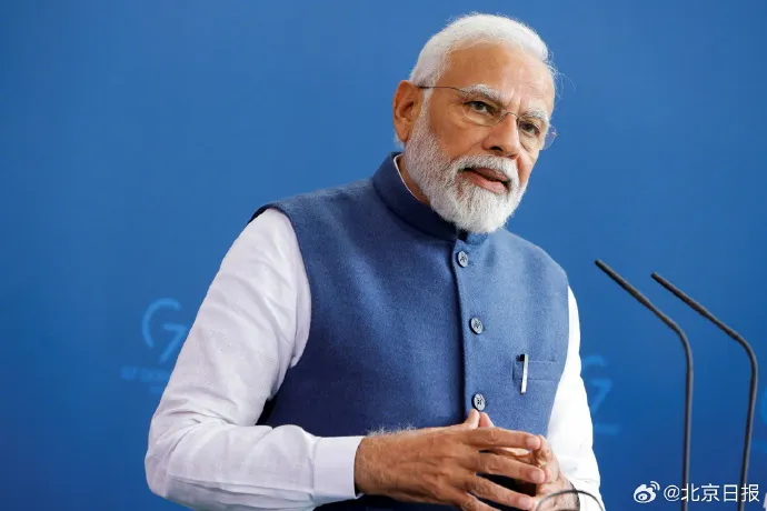 印度15人拜神庙返程出车祸身亡，警方称旅行车撞上卡车，莫迪哀悼：向每名遇难者家属发放约16000元抚恤金