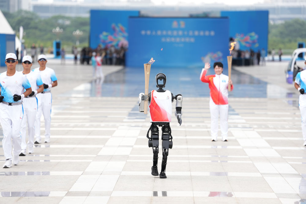 人形机器人“夸父”参与火炬传递。图源新华社。