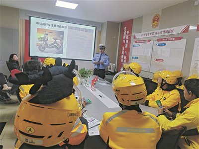 ▲贵阳交警给外卖小哥科普行车交通安全常识。