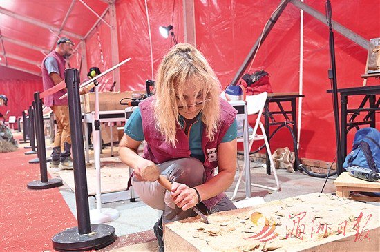 图为“艺鼎杯”创作现场，海峡两岸的木雕高手与国际木雕艺术家共同献上木雕盛宴。