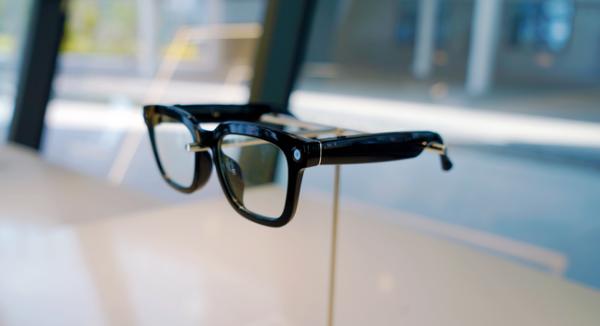 比依股份装配的AI眼镜样品。张恒/摄（下同）