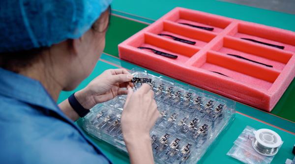 AI眼镜产线上，工人正进行作业。