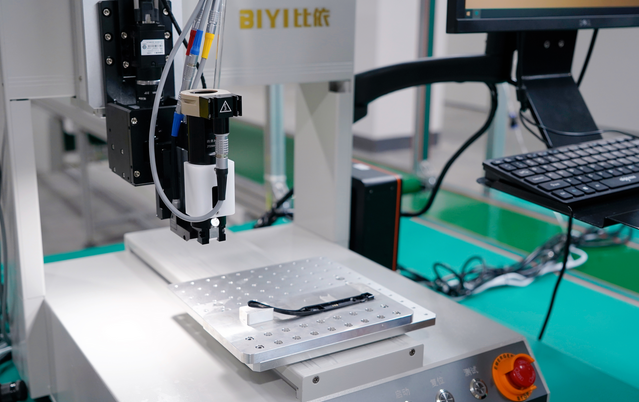 AI眼镜产线上，点胶机正在进行作业。