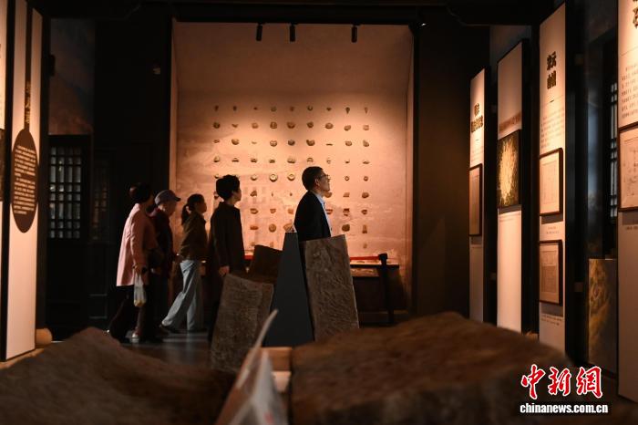 10月22日，重慶雲陽磐石城的一處博物館內的展陳吸引民眾關注。張旭 攝