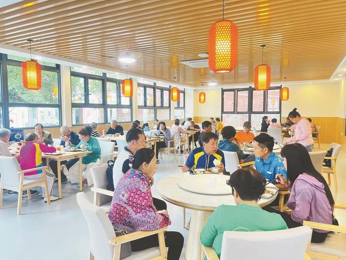 咸安区社区嵌入式医养结合养老机构——幸福宁和康养公寓内，老人们正在就餐。（受访单位供图）