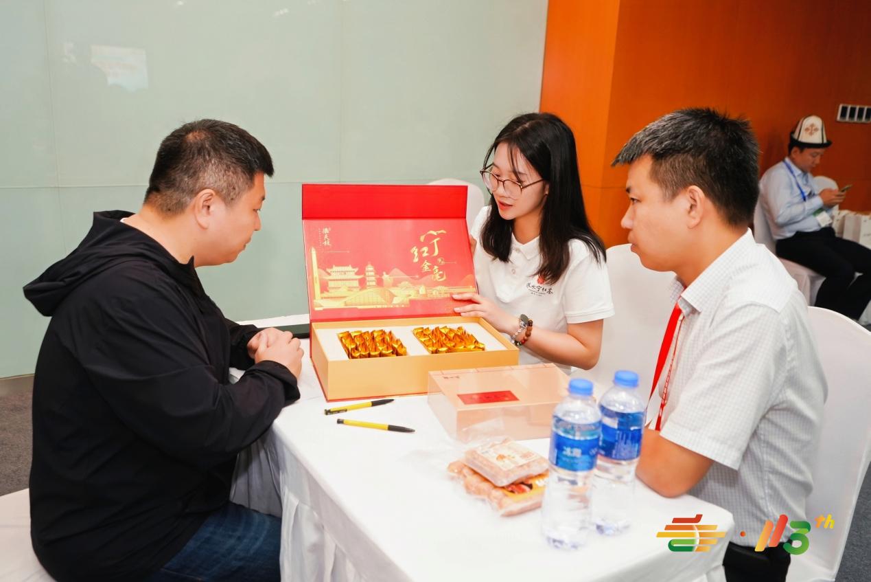 第113届全国糖酒会参展商现场洽谈。
