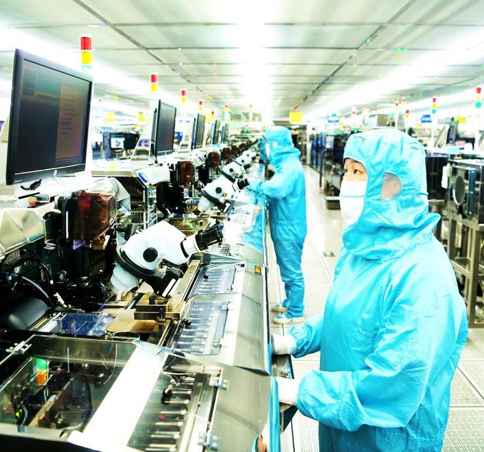 湖北三赢兴光电科技有限公司无尘车间，工人在生产。