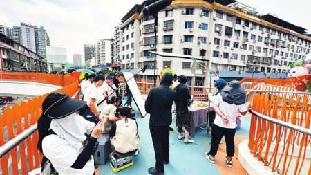 网剧《白夜暗影》在射洪城区一处天桥拍摄，图中穿白色T恤衫者均为群演。刘辉供图