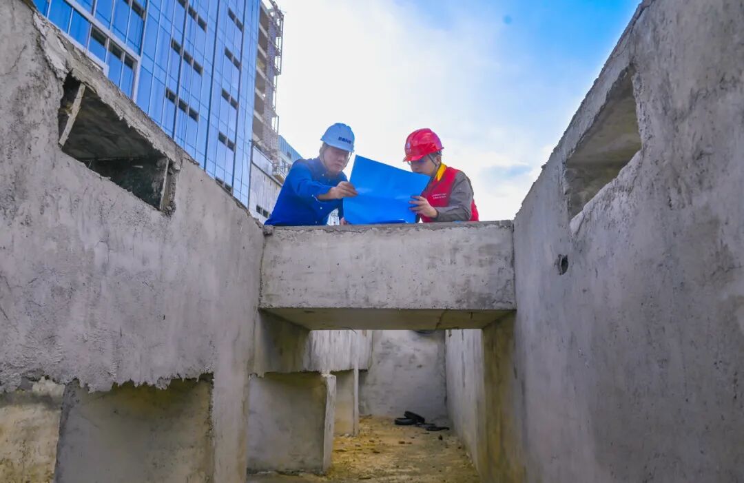 ▲国网杭州市余杭区供电公司员工到思看科技有限公司协助客户勘测制定新用地开关站电缆路径方案。张德峰　摄