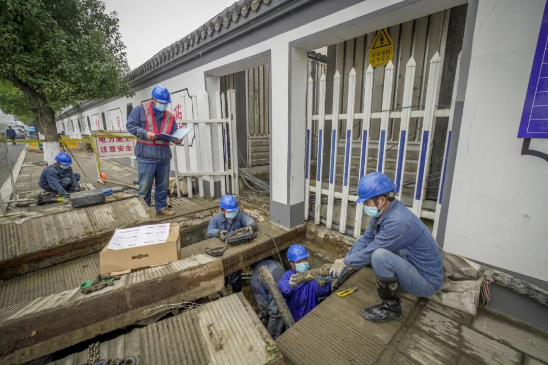 ▲国网杭州供电公司员工为企业电力接入工程敷设电缆。黄辉　摄