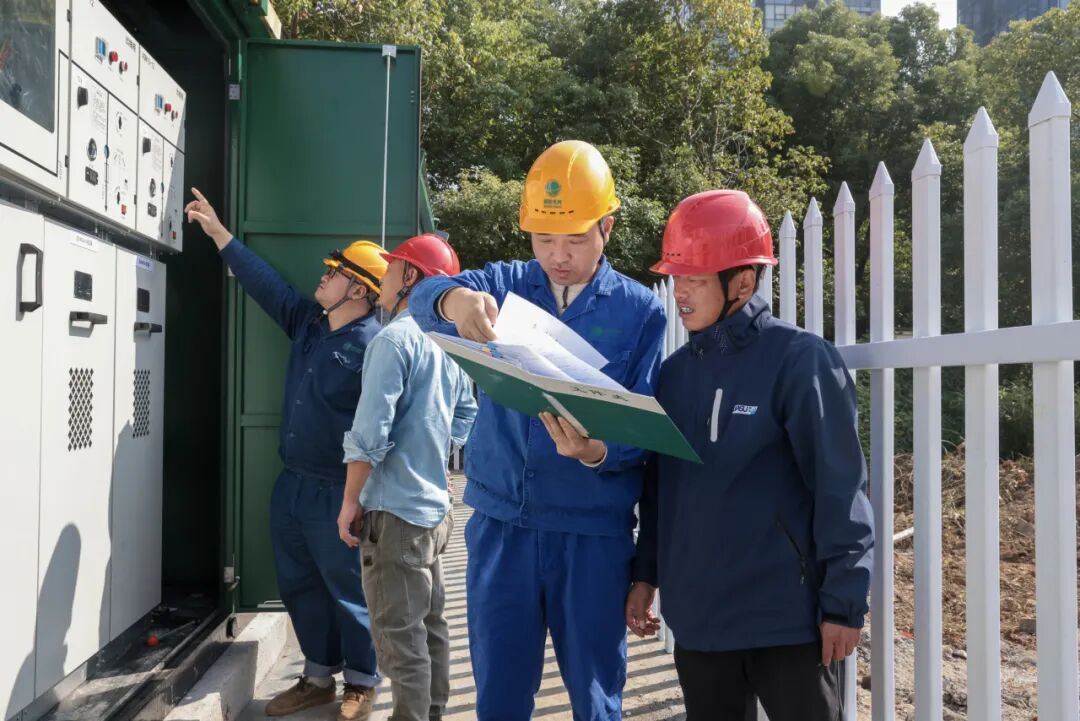 ▲国网杭州市余杭区供电公司员工和企业负责人沟通开关站建设。张德峰　摄