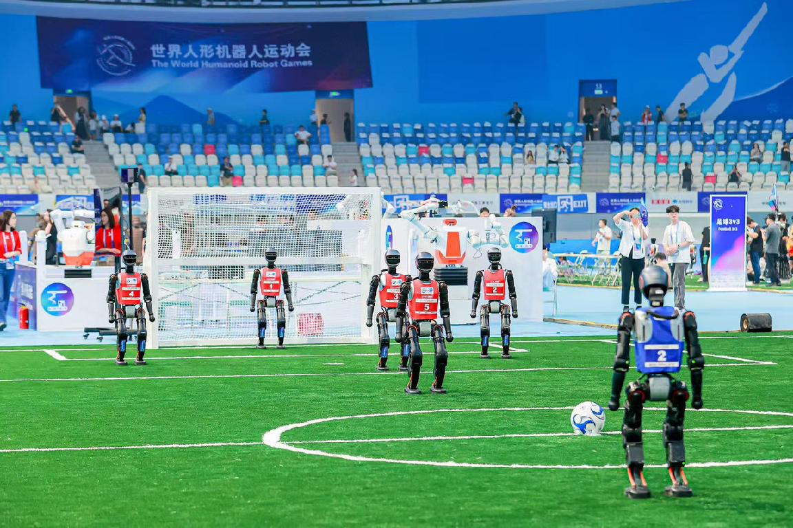 图说：加速进化T1机器人踢球（企业供图）